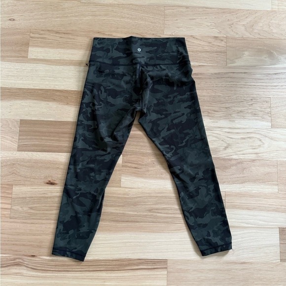 Lululemon Wunder Under Crop leggings in a camouflage pattern size 12 - Picture 8 of 10